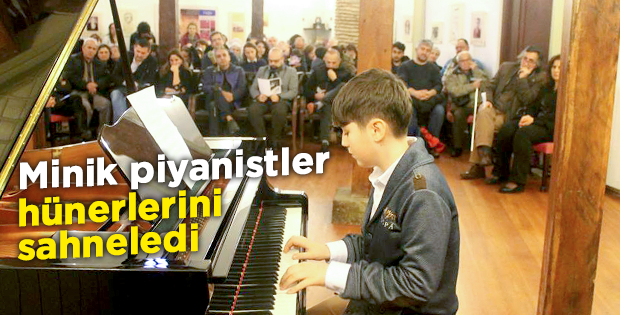 Minik piyanistler hünerlerini sahneledi