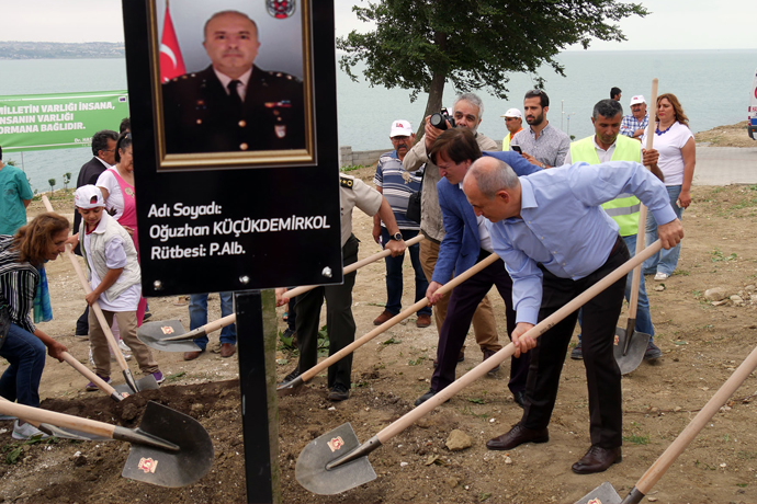Şehitler için ağaç dikildi