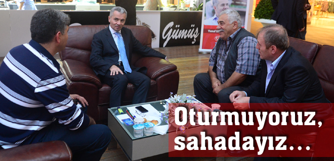 Oturmuyoruz, sahadayız