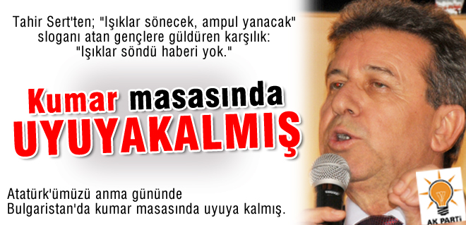 Kumar masasında uyuyakalmış