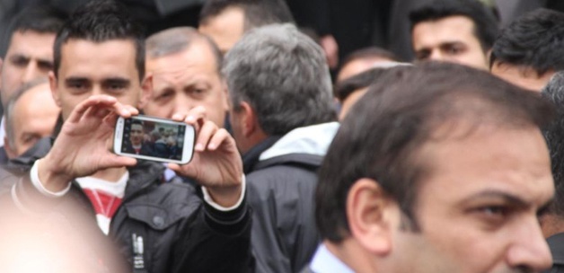 Cuma çıkışı Başbakan'la selfie pozu!