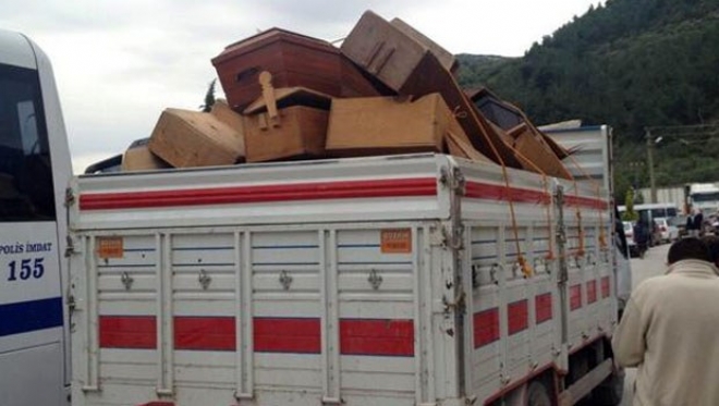 Madencilerin cenazeleri ailelerine teslim ediliyor