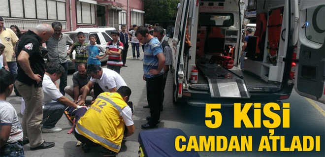 Deprem esnasında 5 kişi kendini camdan attı