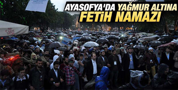 Ayasofya meydanında sabah namazı kılındı