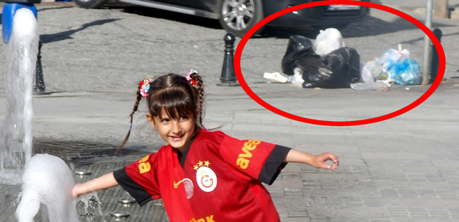 Hatıra fotoğrafında istenmeyen ayrıntı!