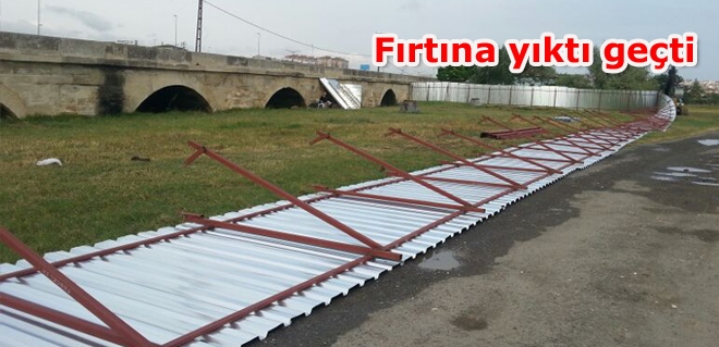 Fırtına yıktı geçti