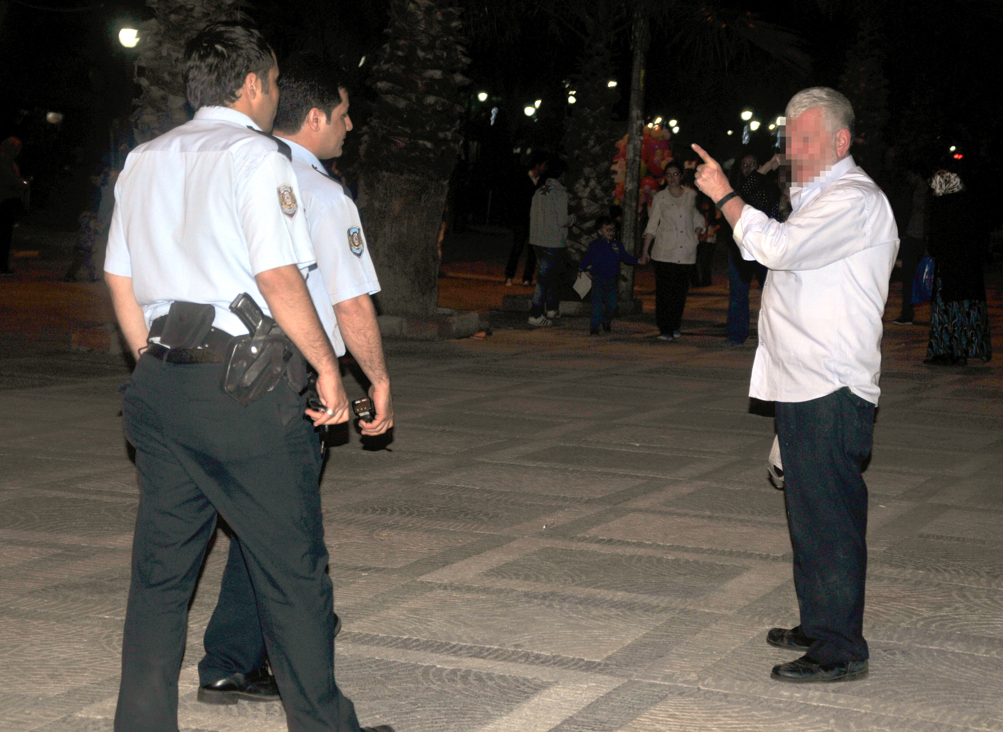 Polise küfredip hareket çekti