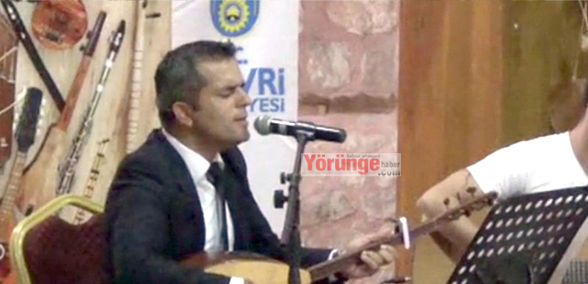 Hem çalıp hem söyledi
