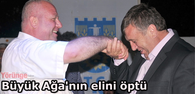 Büyük Ağa'nın elini öptü