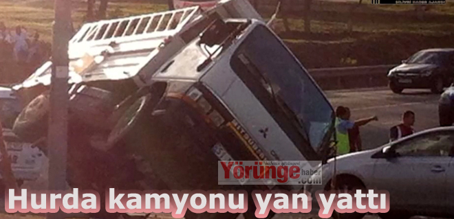 Hurda kamyonu yan yattı