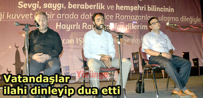 Vatandaşlar ilahi dinleyip dua etti