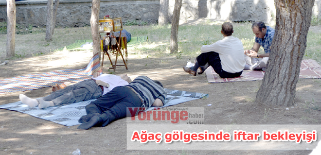 Ağaç gölgesinde iftar bekleyişi