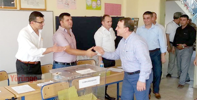 Oy kullanıp okulları gezdiler