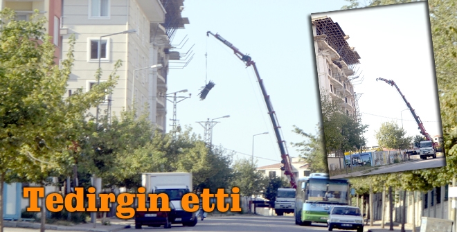 Tedirgin etti