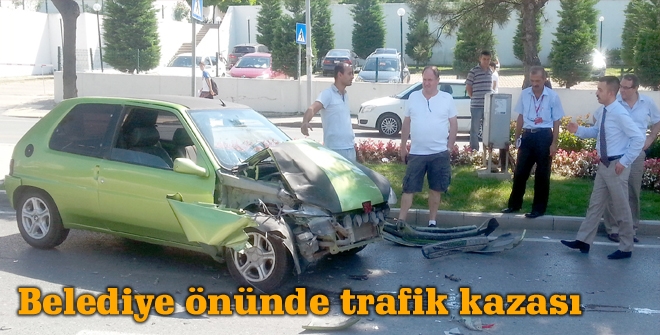 Belediye önünde trafik kazası