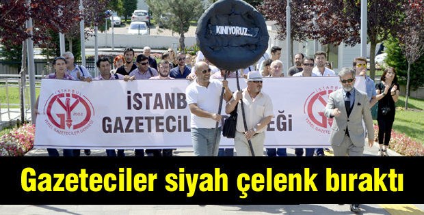 Gazeteciler siyah çelenk bıraktı