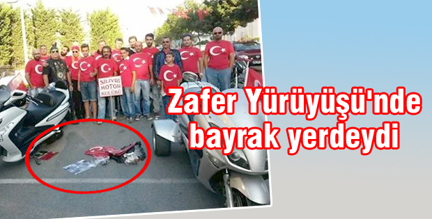 Zafer Yürüyüşü'nde bayrak yerdeydi