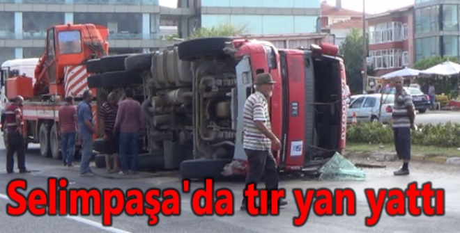 Selimpaşa'da tır yan yattı