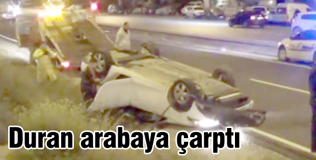 Duran arabaya çarptı