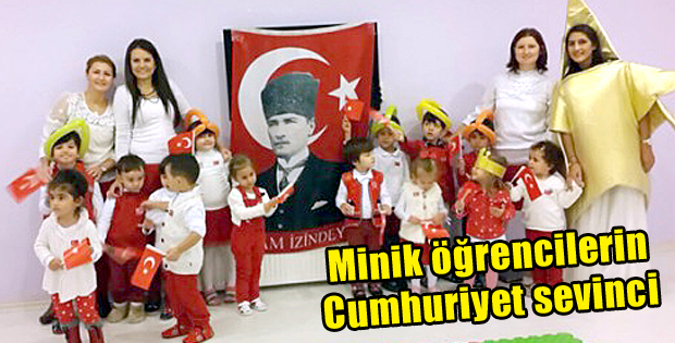 Minik öğrencilerin Cumhuriyet sevinci