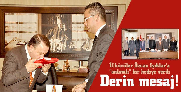 Özcan Işıklar'a 'anlamlı' bir hediye