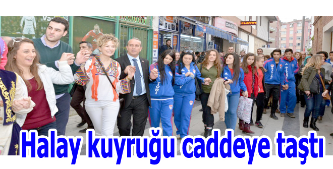 Halay kuyruğu caddeye taştı