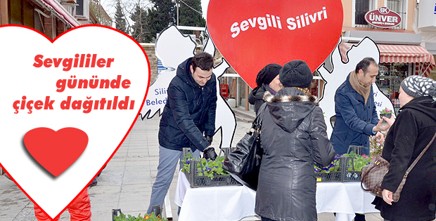 Sevgililer gününde çiçek dağıtıldı