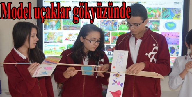 Model uçaklar gökyüzünde
