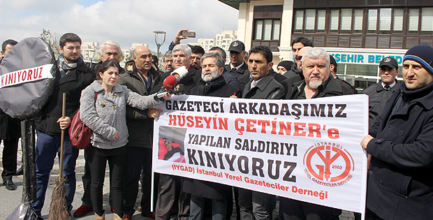 Gazeteciler belediyeye siyah çelenk bıraktı