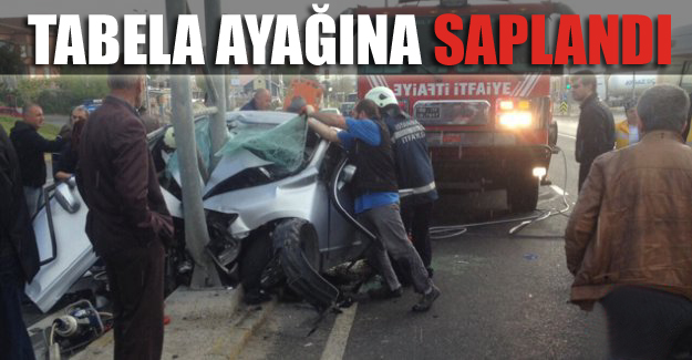 Tabela ayağına saplandı