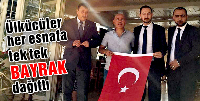 Ülkücüler her esnafa tek tek bayrak dağıttı