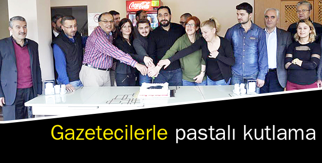 Gazetecilerle pastalı kutlama