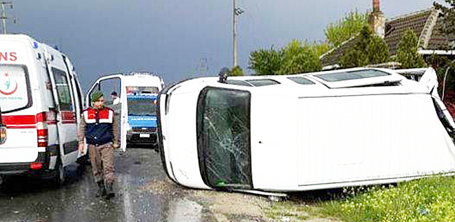 Servis kaza yaptı, 3 yaralı!