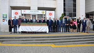 Adliye önünde fidan dağıtıldı