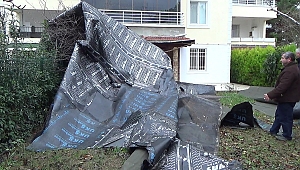 Silivri'de bir binanın çatı parçaları uçtu