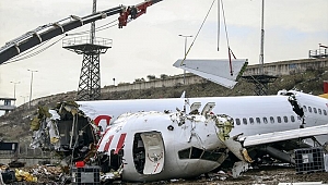 Sabiha Gökçen'de pistten çıkan uçağın enkazı kaldırılıyor