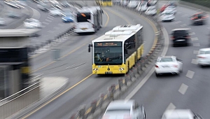 Son dakika... Durakta bekleyen yolcuya metrobüs çarptı
