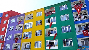 Silivri'de 23 Nisan balkonlardan kutlandı
