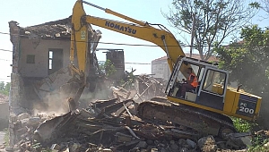 Silivri'de tehlike arz eden binalar yıkılmaya devam ediyor