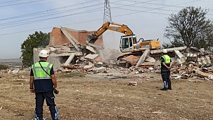 Güvenlik tehlikesi oluşturan metruk bina yıkıldı