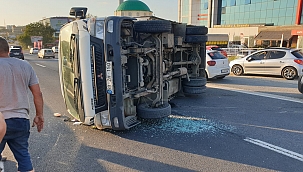 Silivri'de köpeğe çarpmamak için kamyoneti devrildi