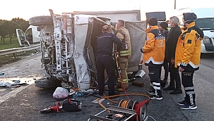 Silivri’de kamyonet emniyet şeridindeki minibüse çarptı: biri çocuk 2 yaralı 