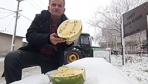 Silivri'de muhtar karda karpuz kesti