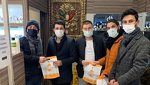 AK Gençler esnafın kandilini kutladı