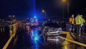 Silivri'de bariyerlere çarpan otomobil kullanılamaz hale geldi