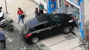 Silivri’de kontrolden çıkan otomobil iş yerine daldı