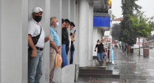 Çatılar uçtu, ağaçlar devrildi. Kuvvetli yağış etkili oldu!