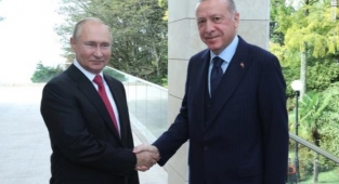 Cumhurbaşkanı Erdoğan, kendisini kapıda karşılayan Putin'in ısrarına kayıtsız kalmadı