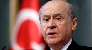 ‘Ne dinimize laf ettirir ne laiklik sütununu kırdırırız’