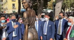 Özgürlük mücadelesinin transparan kadın figürüyle yansıtılması tepkilere sebep oldu